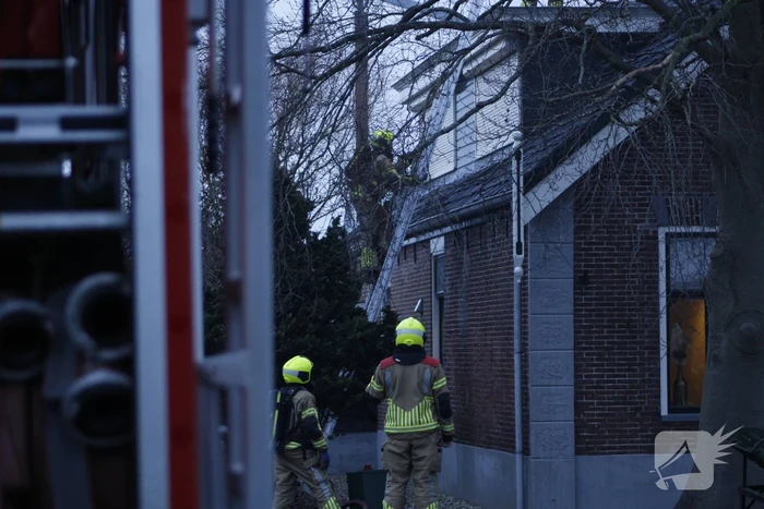 Brand in dak van woning