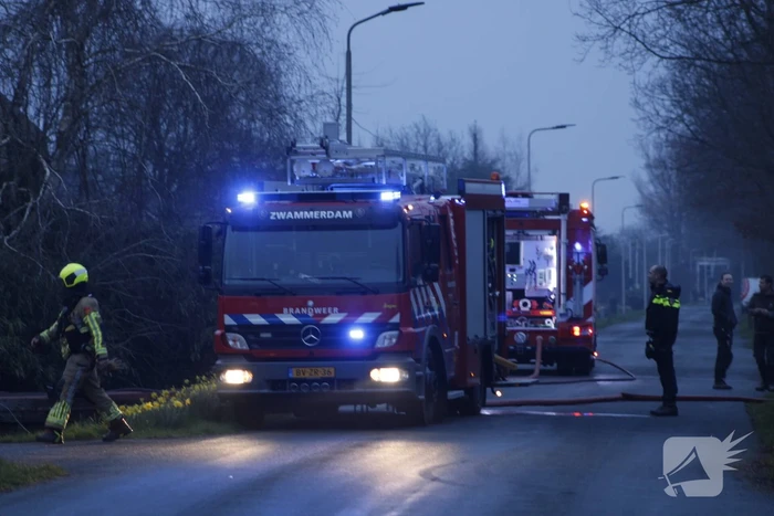 Brand in dak van woning