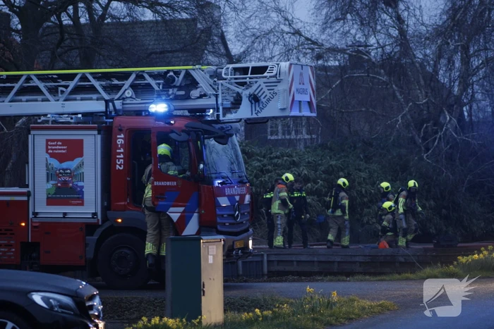 Brand in dak van woning