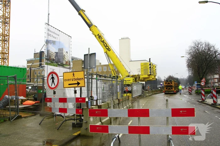Weg afgesloten vanwege opbouw torenkraan voor nieuwbouw ziekenhuis