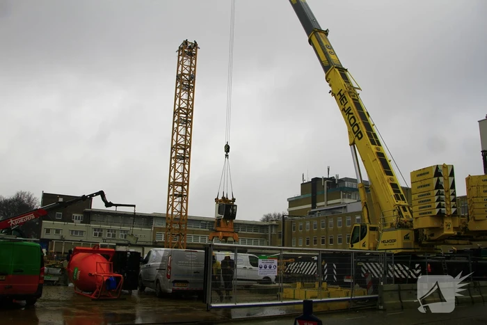Weg afgesloten vanwege opbouw torenkraan voor nieuwbouw ziekenhuis