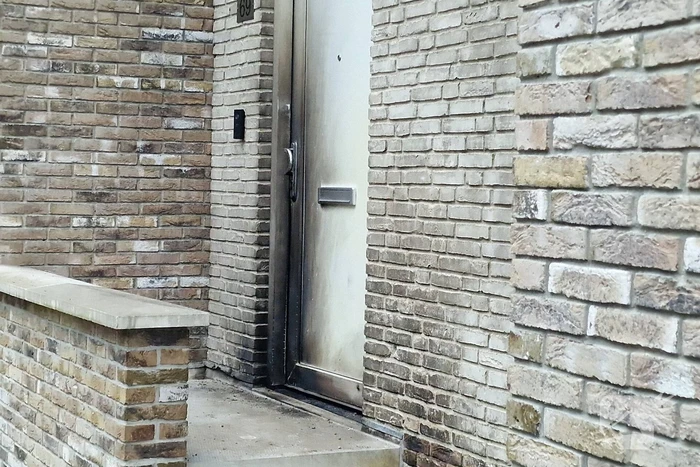 Explosie bij voordeur van woning