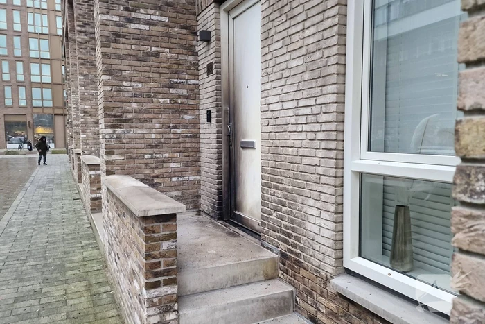 Explosie bij voordeur van woning