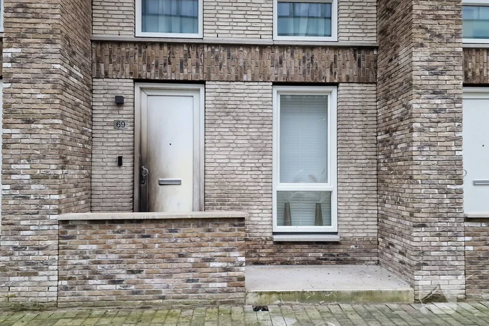 Explosie bij voordeur van woning