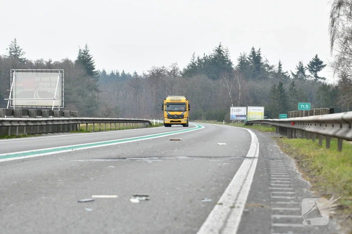 Meerdere auto's met lekke banden vanwege afgevallen lading
