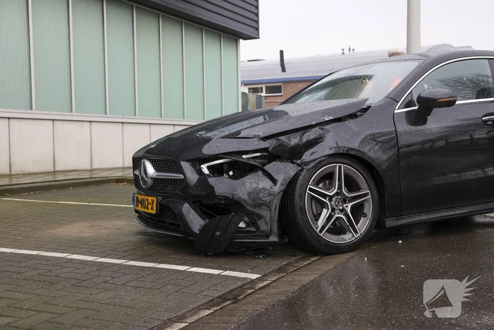 Auto's fiks beschadigd bij botsing