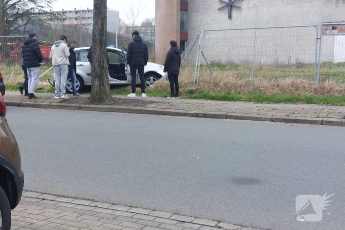 Automobilist rijdt door hek