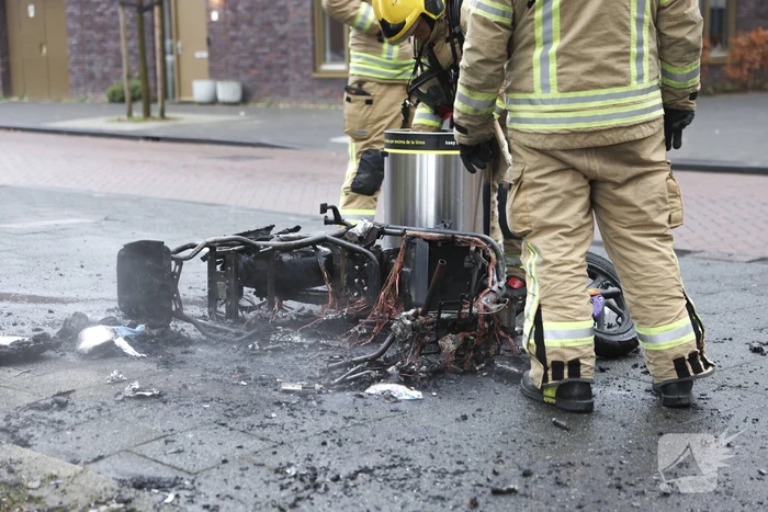 Deelscooter volledig verwoest door brand