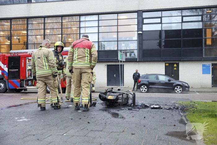 Deelscooter volledig verwoest door brand