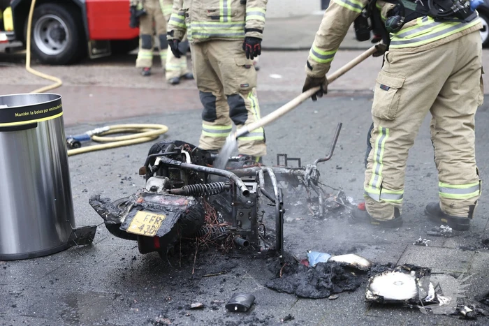 Deelscooter volledig verwoest door brand