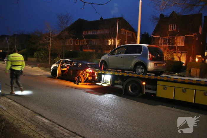 Automobilist botst op geparkeerde auto