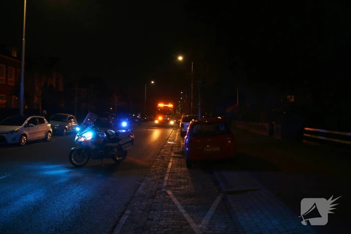 Automobilist botst op geparkeerde auto