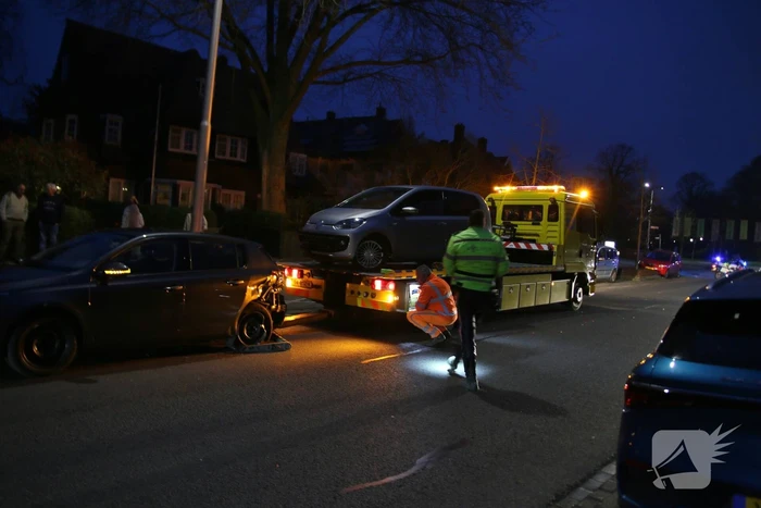 Automobilist botst op geparkeerde auto