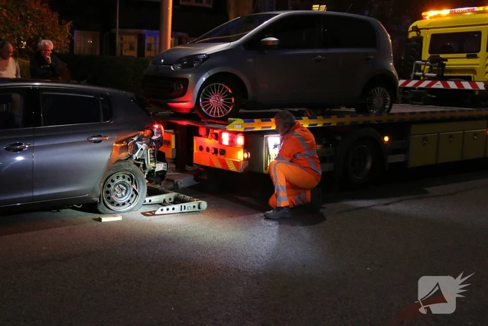 Automobilist botst op geparkeerde auto