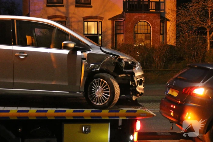 Automobilist botst op geparkeerde auto