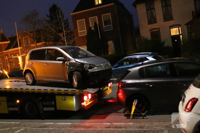 Automobilist botst op geparkeerde auto