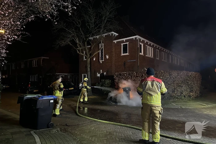 Brandweer blust brandende kliko's