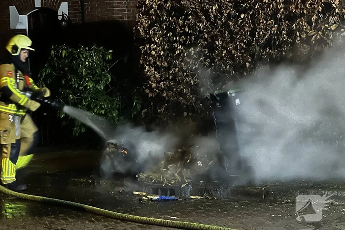 Brandweer blust brandende kliko's