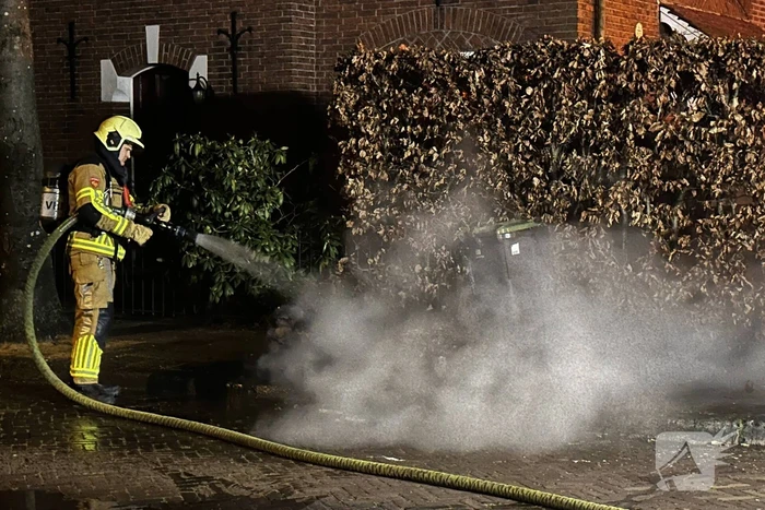 Brandweer blust brandende kliko's