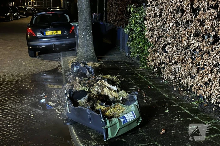 Brandweer blust brandende kliko's