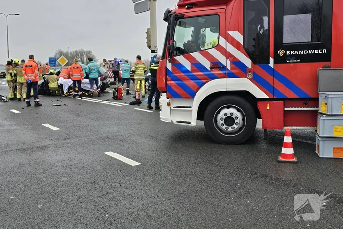 Persoon bekneld na verkeersongeval