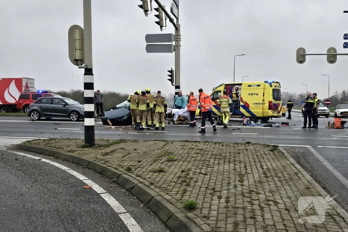 Persoon bekneld na verkeersongeval
