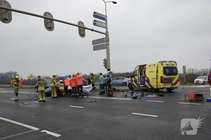 Persoon bekneld na verkeersongeval