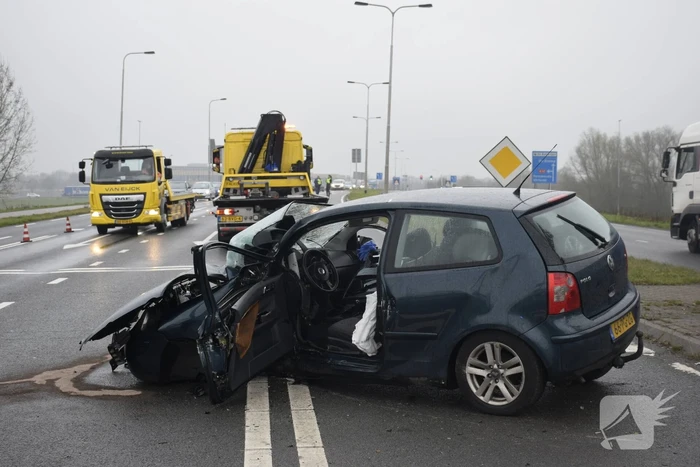 Persoon bekneld na verkeersongeval