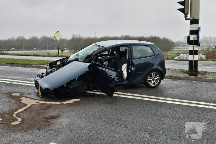 Persoon bekneld na verkeersongeval