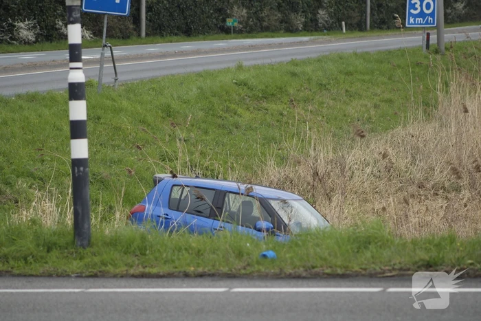 Auto belandt in het water