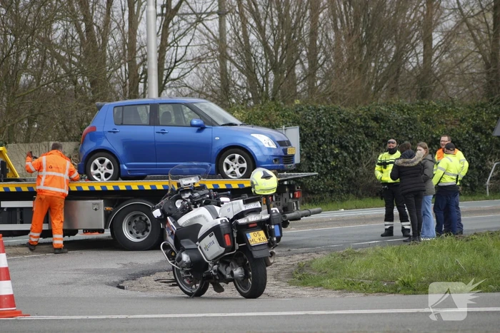 Auto belandt in het water