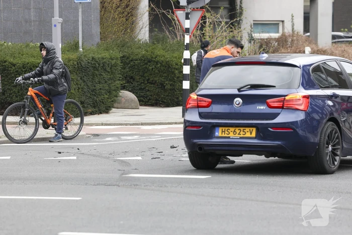 Ongeval tussen bezorgbus en personenauto