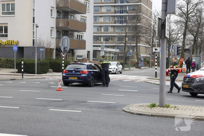 Ongeval tussen bezorgbus en personenauto