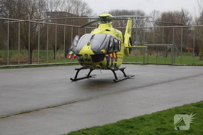 Traumahelikopter landt voor medische noodsituatie