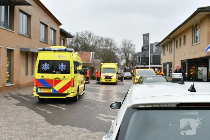 Fietser schrikt van auto en komt hard ten val