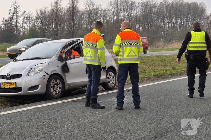 Auto op zijn kant na ongeval met vrachtwagen