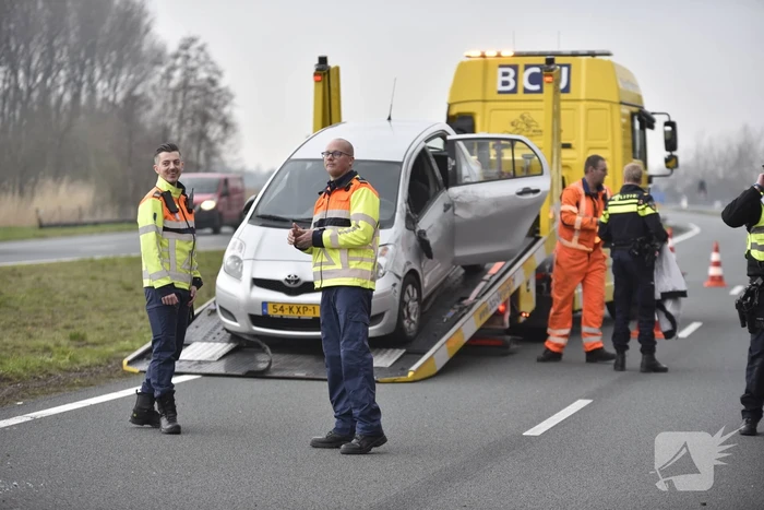 Auto op zijn kant na ongeval met vrachtwagen