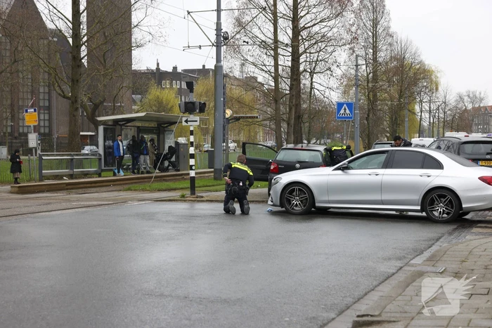 Kinderen behandeld in ambulance na botsing tussen taxi en auto