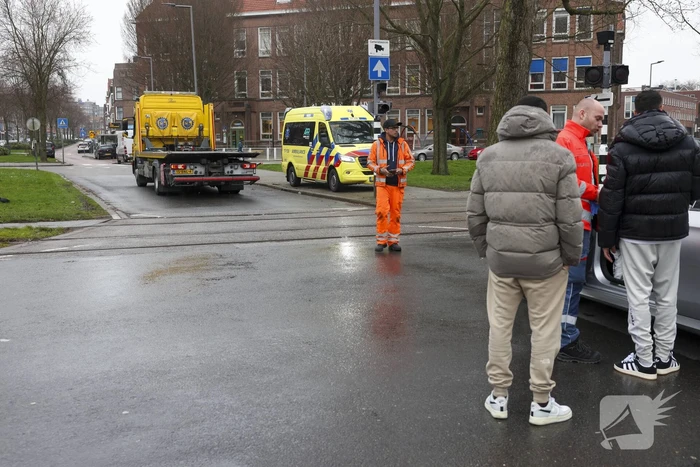 Kinderen behandeld in ambulance na botsing tussen taxi en auto