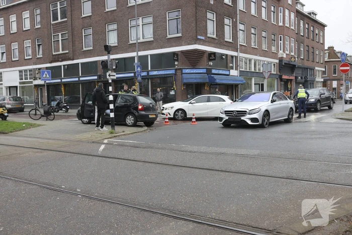 Kinderen behandeld in ambulance na botsing tussen taxi en auto