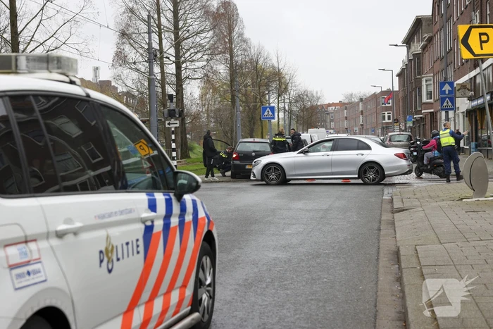 Kinderen behandeld in ambulance na botsing tussen taxi en auto