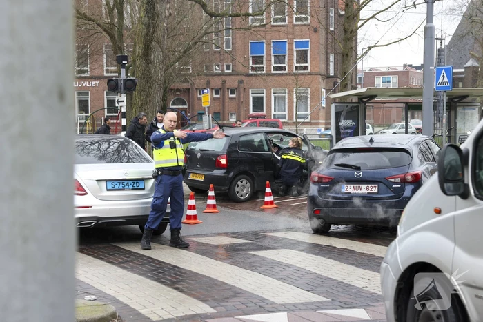 Kinderen behandeld in ambulance na botsing tussen taxi en auto