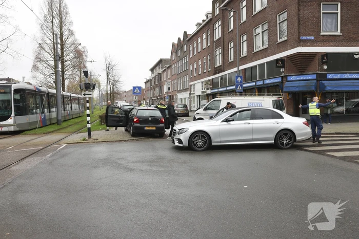 Kinderen behandeld in ambulance na botsing tussen taxi en auto