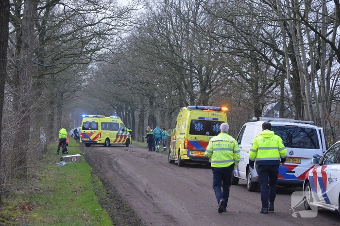 Bestuurder ernstig gewond bij botsing met boom