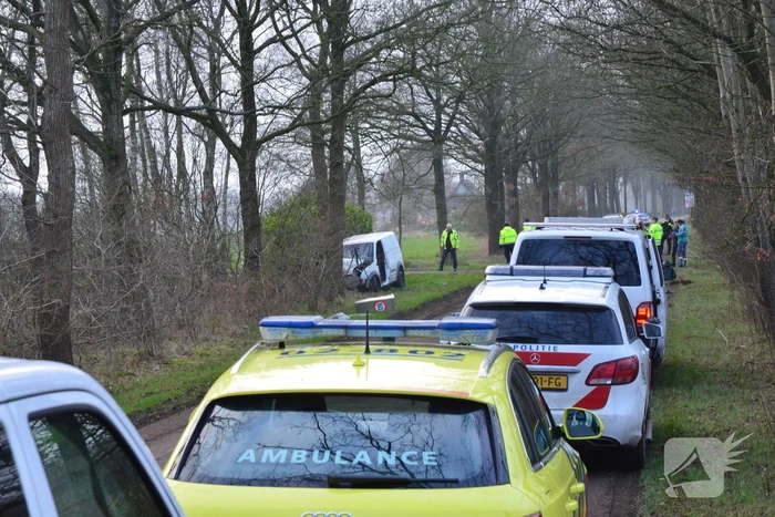 Bestuurder ernstig gewond bij botsing met boom