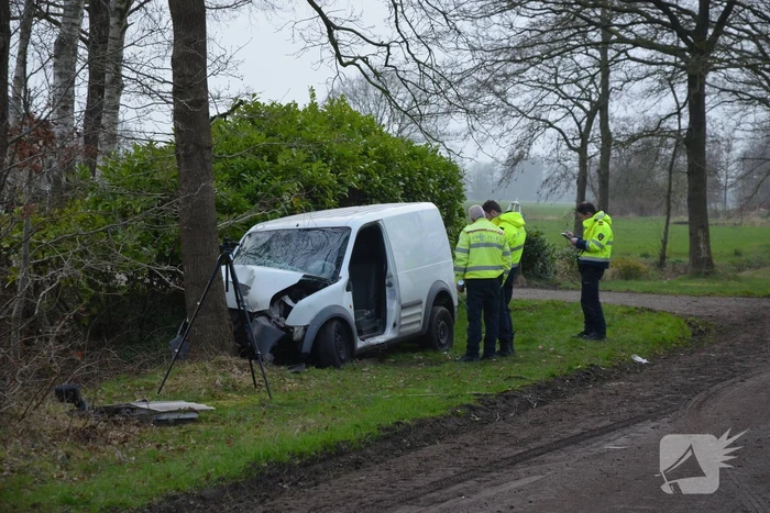 Bestuurder ernstig gewond bij botsing met boom