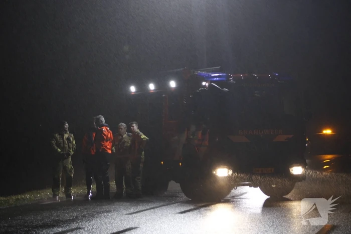 Auto belandt in sloot, vrouw gewond naar ziekenhuis