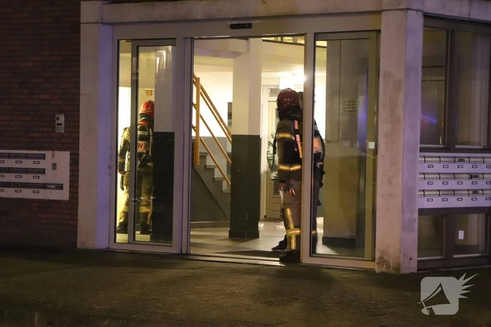 Brand in flatwoning snel onder controle