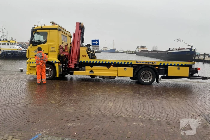 Bestelbus gaat volledig kopje onder
