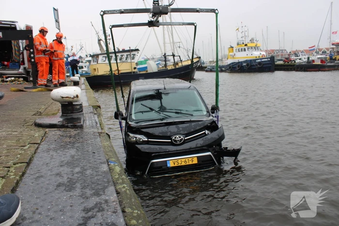 Bestelbus gaat volledig kopje onder